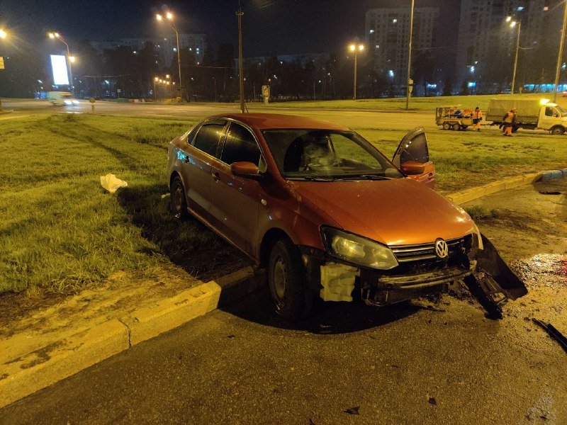 В Киеве на Броварском проспекте неадекватный водитель вылетел с проезжей части 2