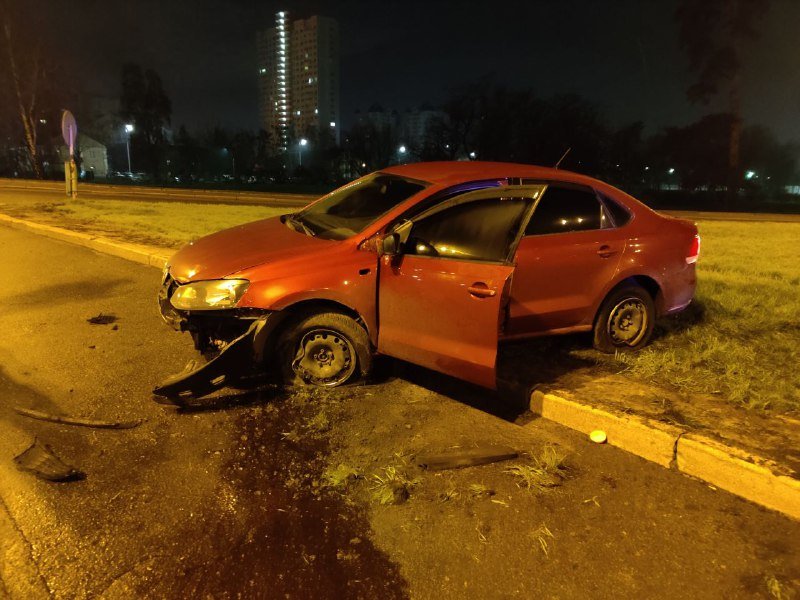 В Киеве на Броварском проспекте неадекватный водитель вылетел с проезжей части 3