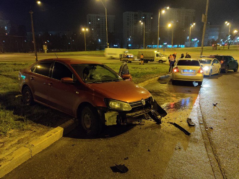 В Киеве на Броварском проспекте неадекватный водитель вылетел с проезжей части 4