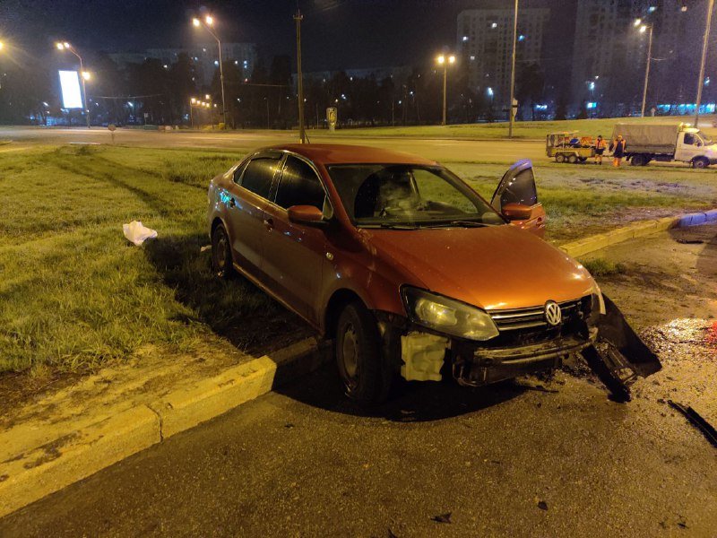 В Киеве на Броварском проспекте неадекватный водитель вылетел с проезжей части 5