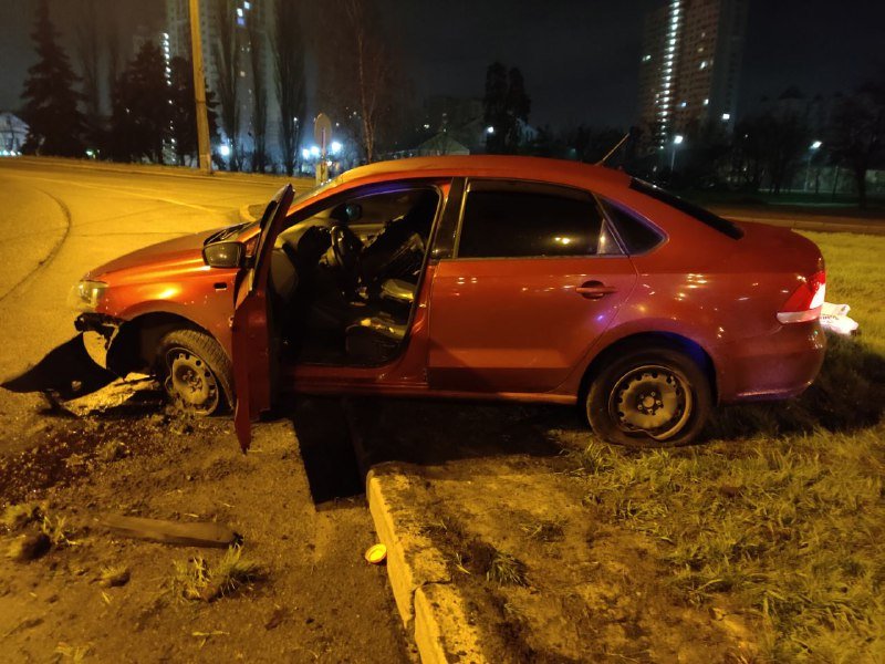 В Киеве на Броварском проспекте неадекватный водитель вылетел с проезжей части 6