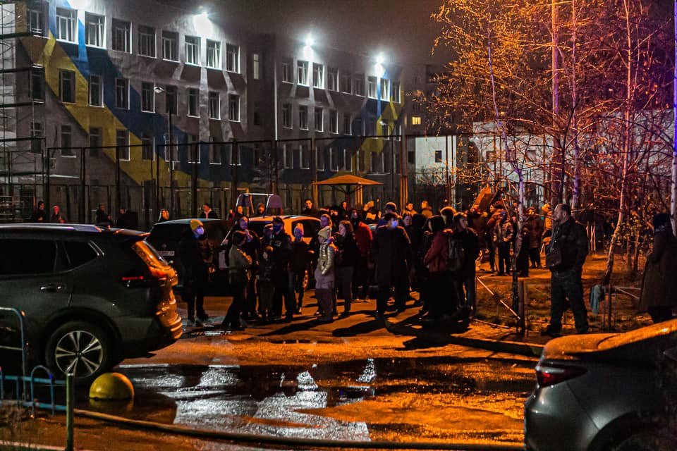 В Киеве из горящей квартиры спасли двоих человек 1