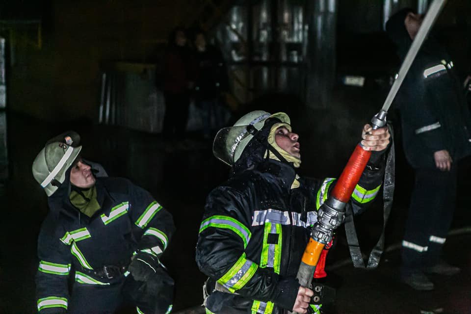 В Киеве из горящей квартиры спасли двоих человек 2