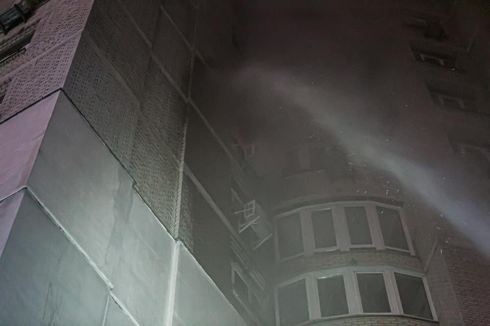 В Киеве из горящей квартиры спасли двоих человек 3