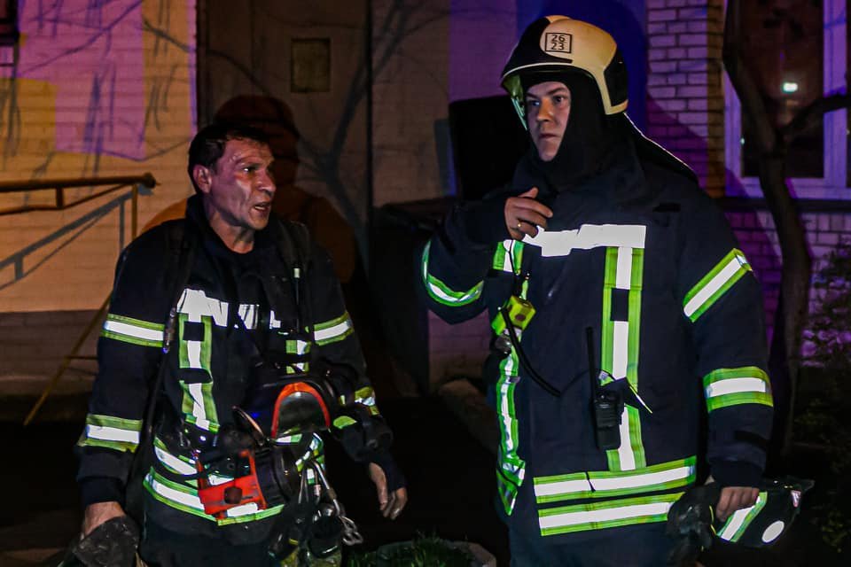 В Киеве из горящей квартиры спасли двоих человек 4