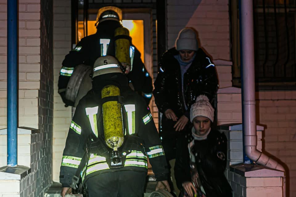 В Киеве из горящей квартиры спасли двоих человек 5