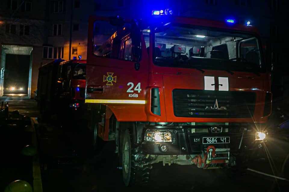 В Киеве из горящей квартиры спасли двоих человек 6