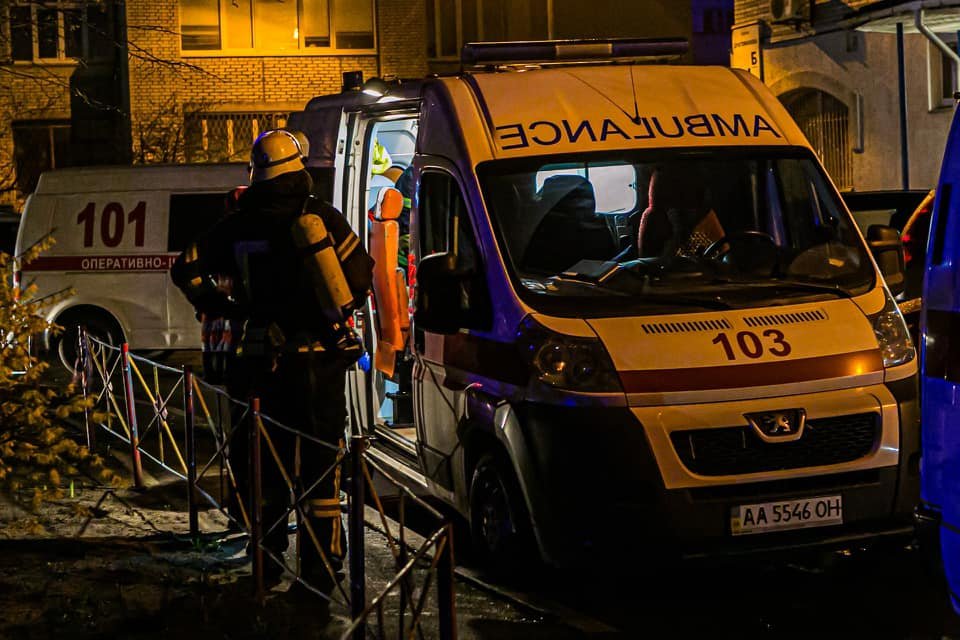 В Киеве из горящей квартиры спасли двоих человек 7