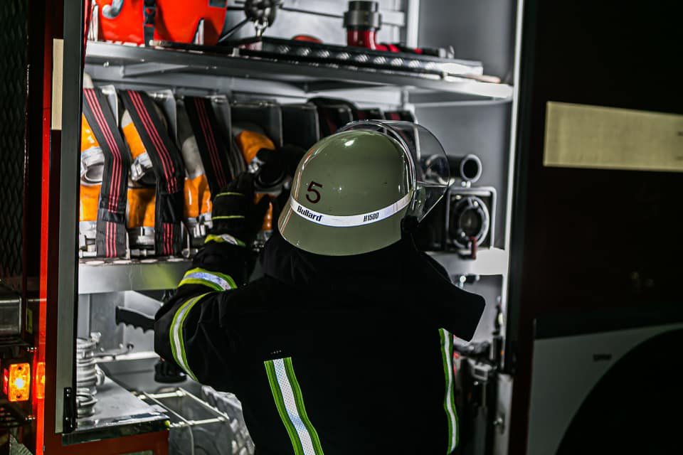 В Киеве из горящей квартиры спасли двоих человек 8