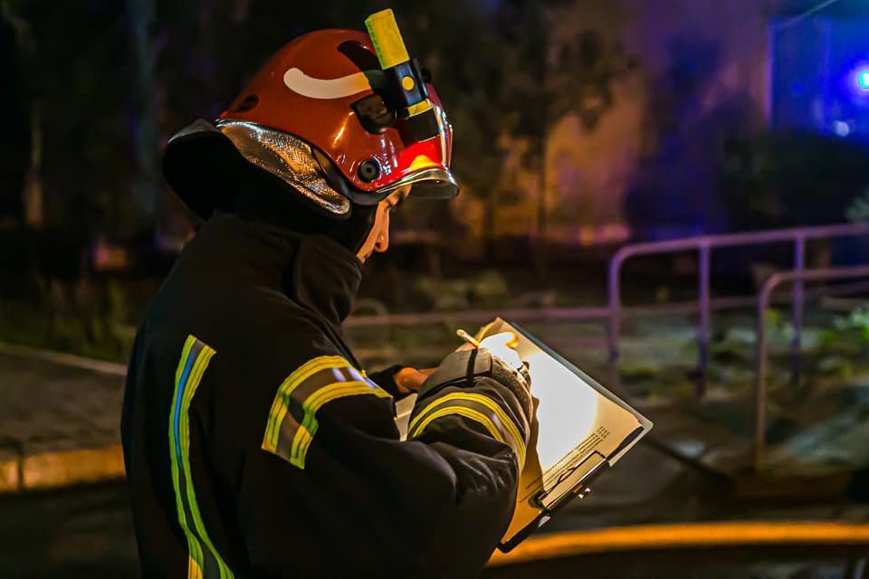 В Киеве из горящей квартиры спасли двоих человек 9