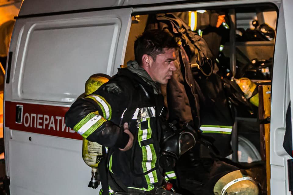 В Киеве из горящей квартиры спасли двоих человек 10