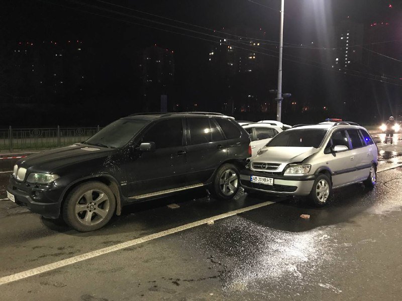 В Киеве на Глушкова столкнулись три машины: из-за утечки топлива и угрозы возгорания вызвали спасателей 5