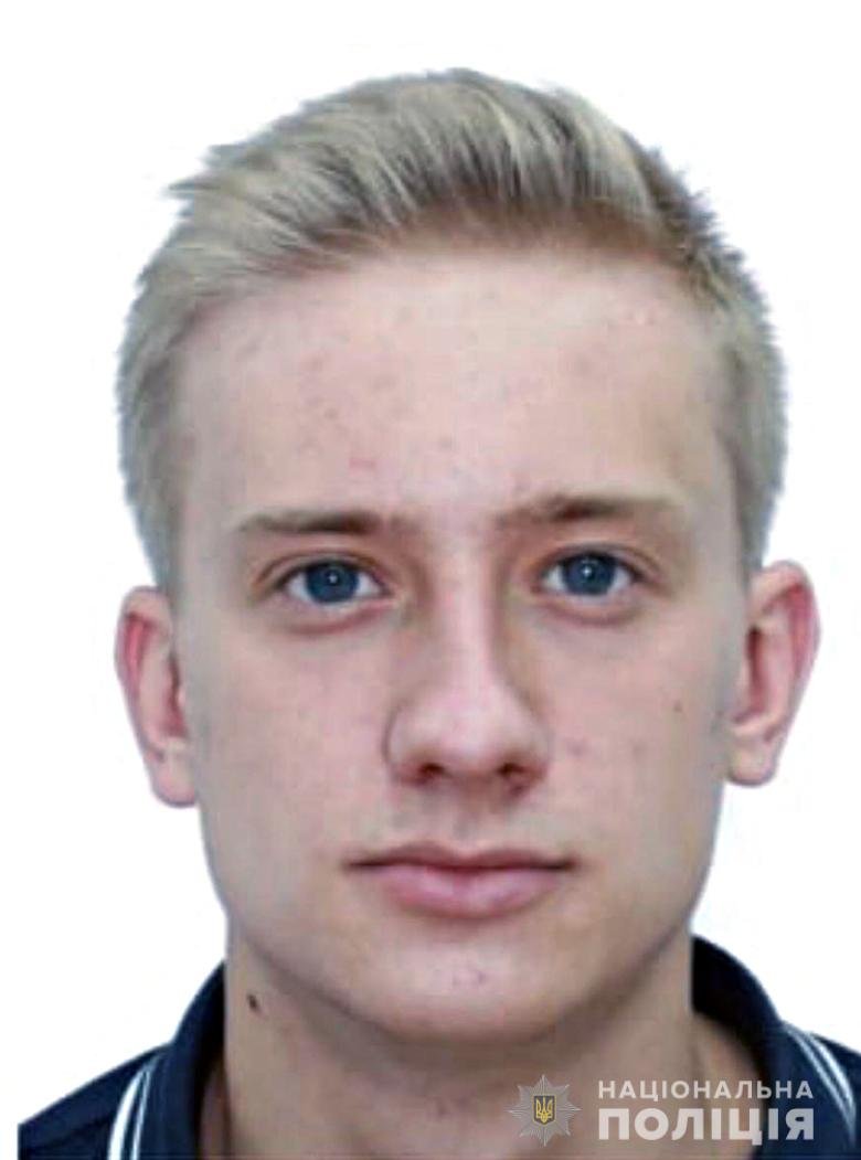 В Киеве пропал парень с татуировками восьмерки на руки и подписью матери на ребрах 1