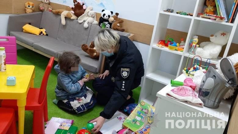 В многоэтажке Киева нашли пару наркоманов с 3-летней девочкой: полиция ищет родителей ребенка 1