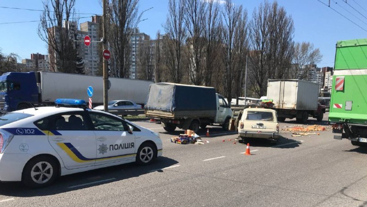 В Киеве на ВДНГ ВАЗ влетел в Land Rover: водителя легковушки зажало в салоне 1