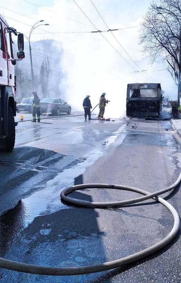 В Киеве на ходу загорелся пассажирский автобус 5