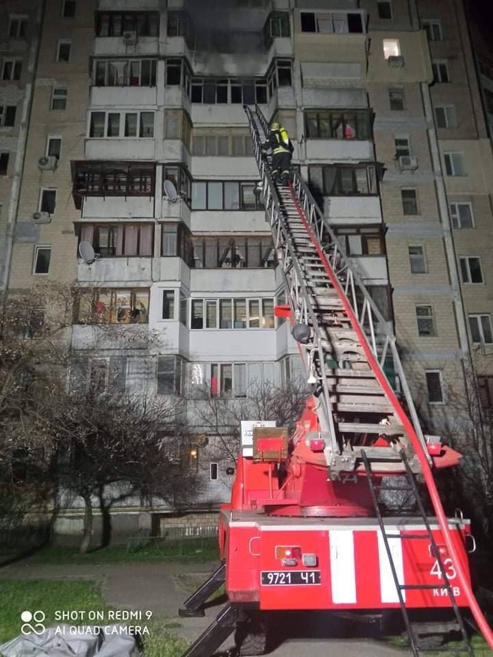 В Киеве из горящей квартиры спасли мужчину и эвакуировали 15 жильцов дома 1