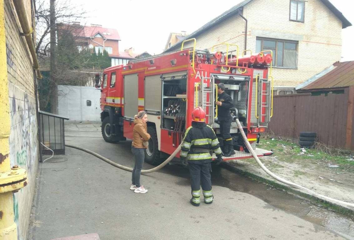 В Киеве из горящей квартиры спасли двух мужчин 1