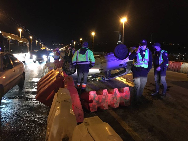 В Киеве на мосту Патона пьная женщина влетела в отбойник и перевернула Nissan на крышу 2