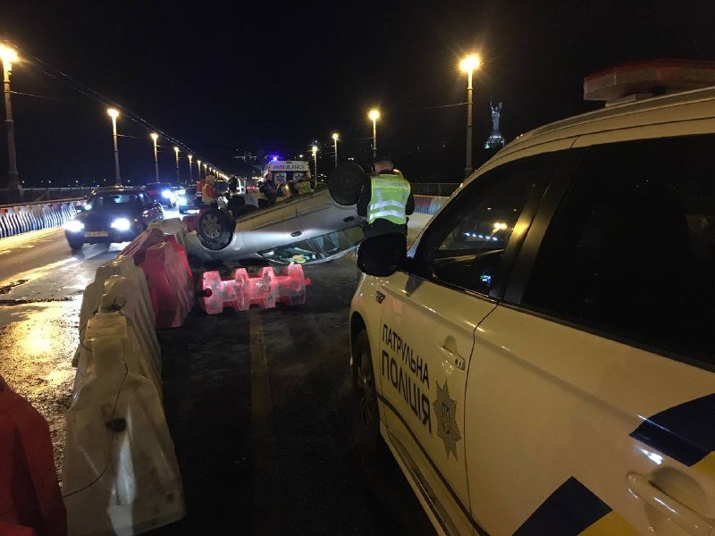 В Киеве на мосту Патона пьная женщина влетела в отбойник и перевернула Nissan на крышу 3