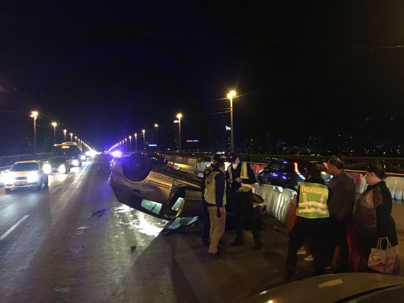 В Киеве на мосту Патона пьная женщина влетела в отбойник и перевернула Nissan на крышу 4