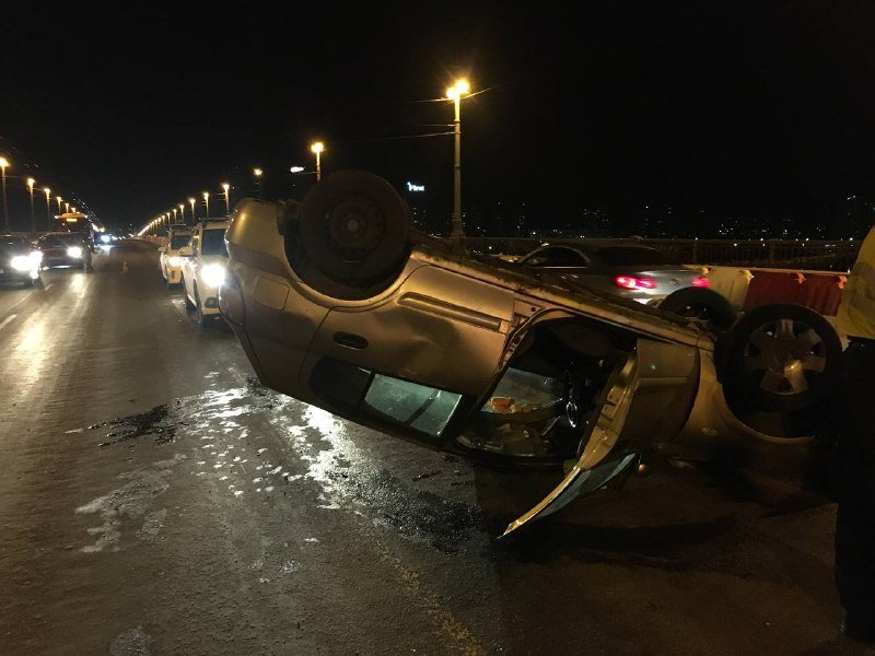 В Киеве на мосту Патона пьная женщина влетела в отбойник и перевернула Nissan на крышу 5