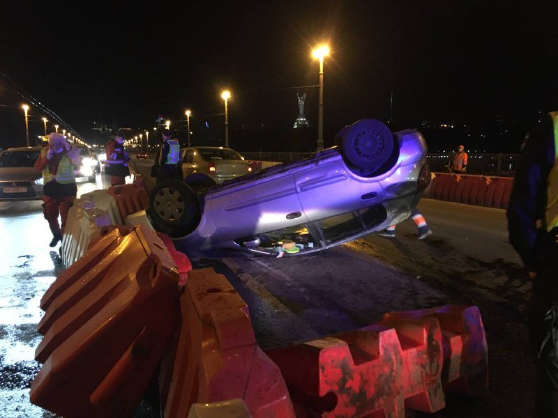 В Киеве на мосту Патона пьная женщина влетела в отбойник и перевернула Nissan на крышу 6