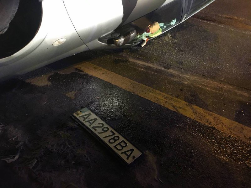 В Киеве на мосту Патона пьная женщина влетела в отбойник и перевернула Nissan на крышу 7