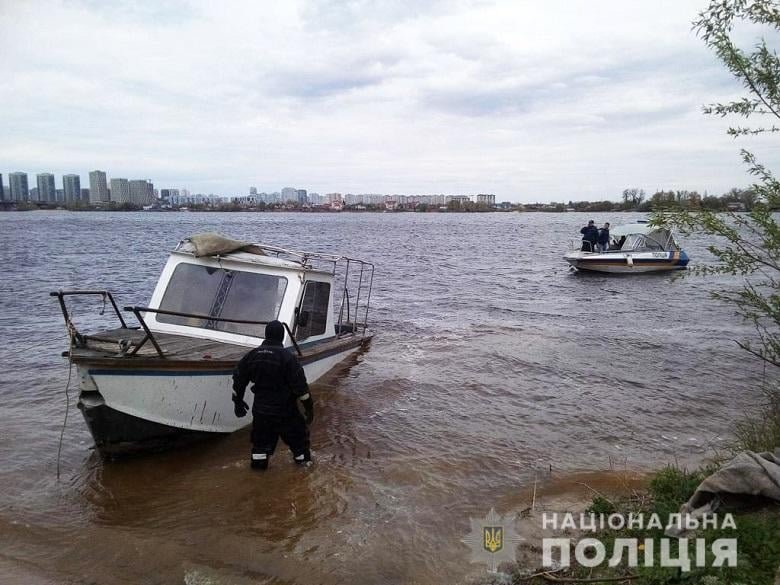 В Киеве из Днепра достали полузатонувший катер 1