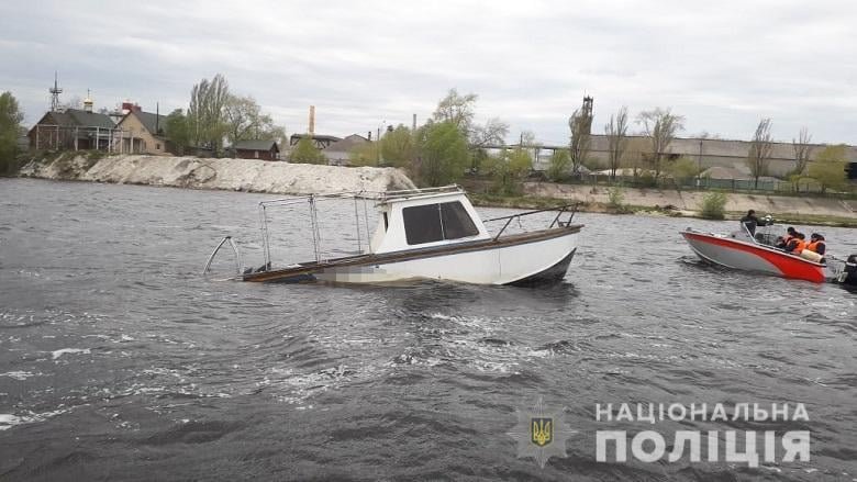В Киеве из Днепра достали полузатонувший катер 2