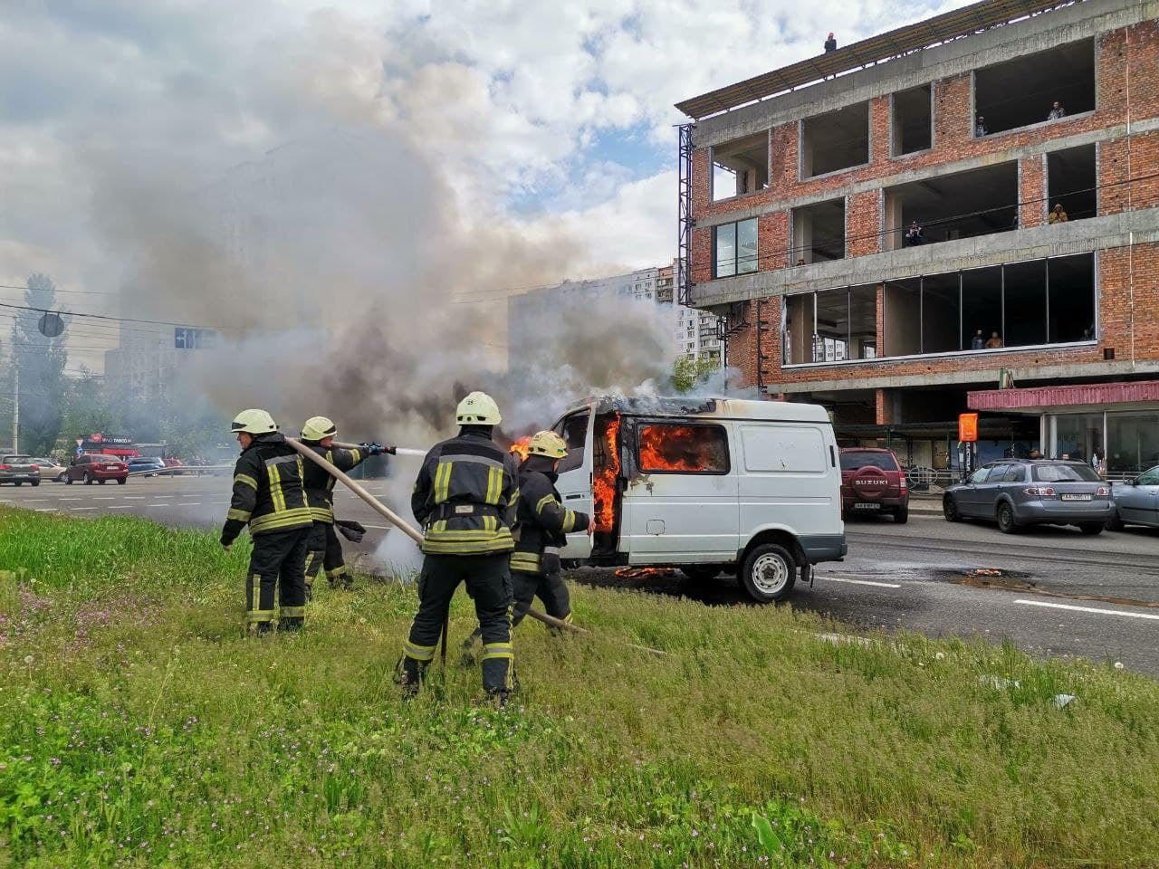 В Киеве на Оболони на ходу загорелась Газель: столб дыма был виден в соседних районах 1