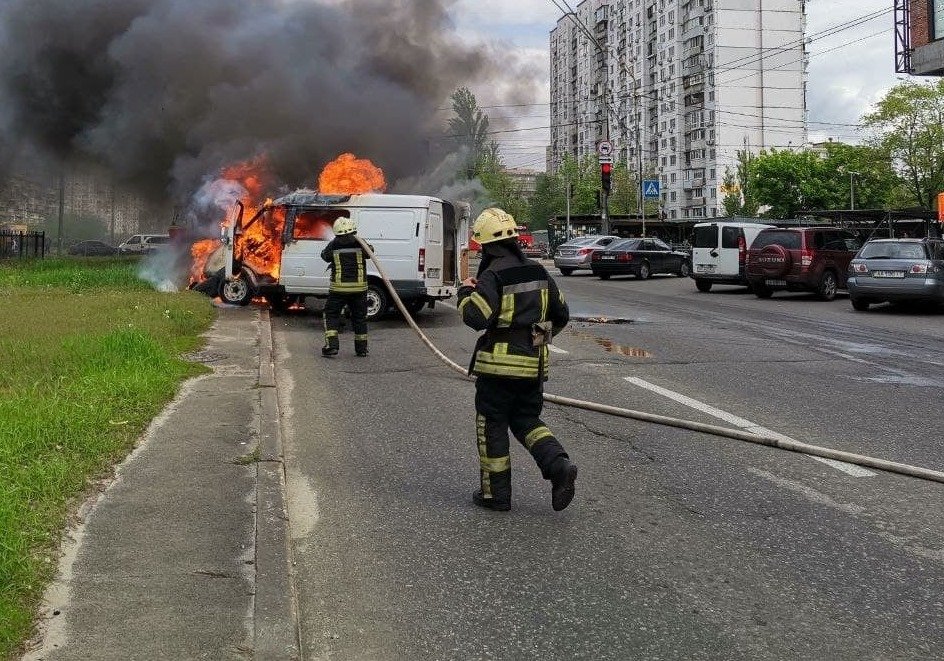 В Киеве на Оболони на ходу загорелась Газель: столб дыма был виден в соседних районах 2