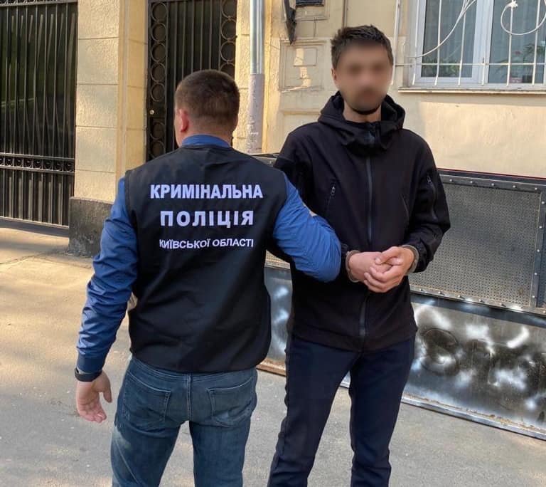 В селе под Киевом племянник выкинул свою тетку из окна и ограбил ее квартиру 2