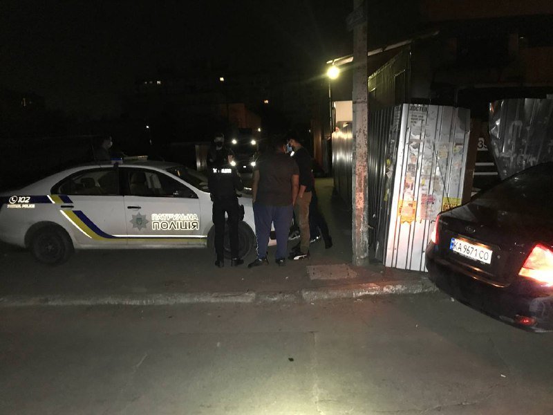 В Киеве на Харьковском пьяный индус влетел в забор 1