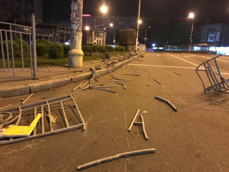 В Киеве на Голосеевской площади у грузовика отказали тормоза и он снес забор на ходу 1