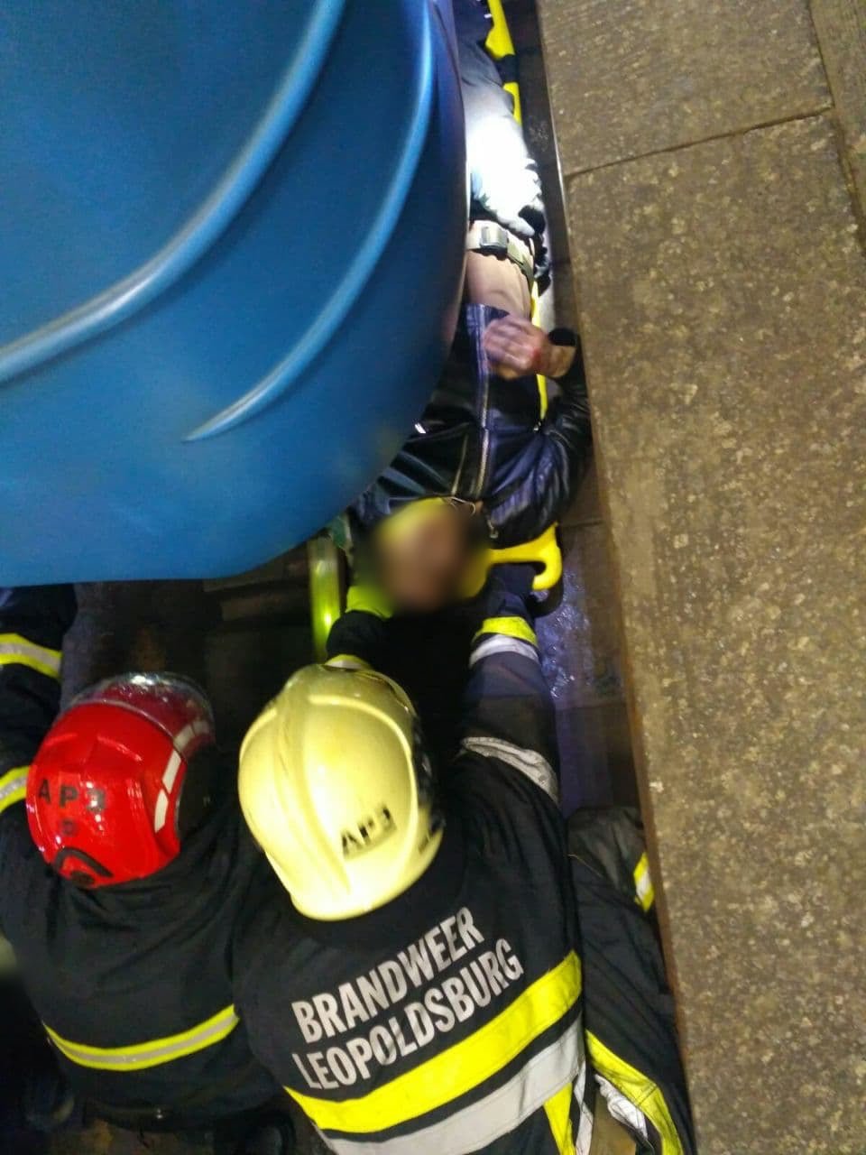 В Киеве пассажир, который попал под поезд метро, выжил: фото и видео спасательной операции 1