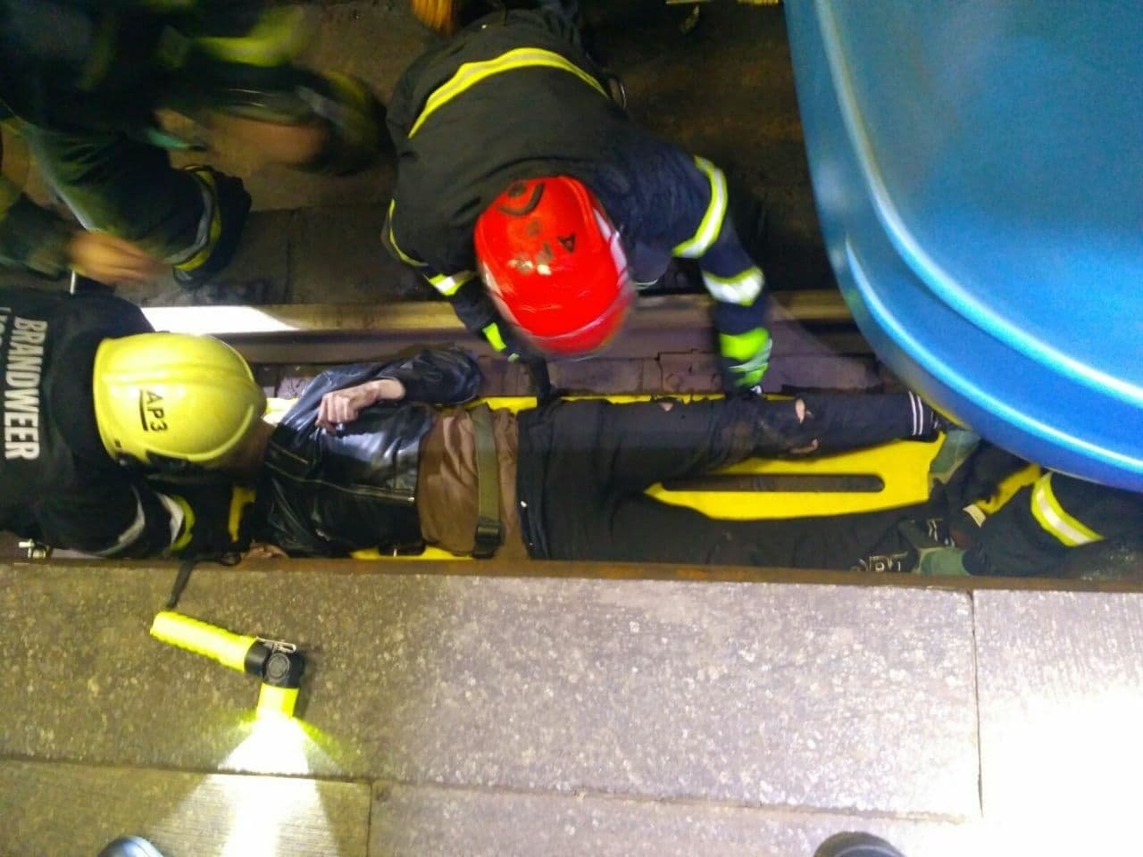 В Киеве пассажир, который попал под поезд метро, выжил: фото и видео спасательной операции 2