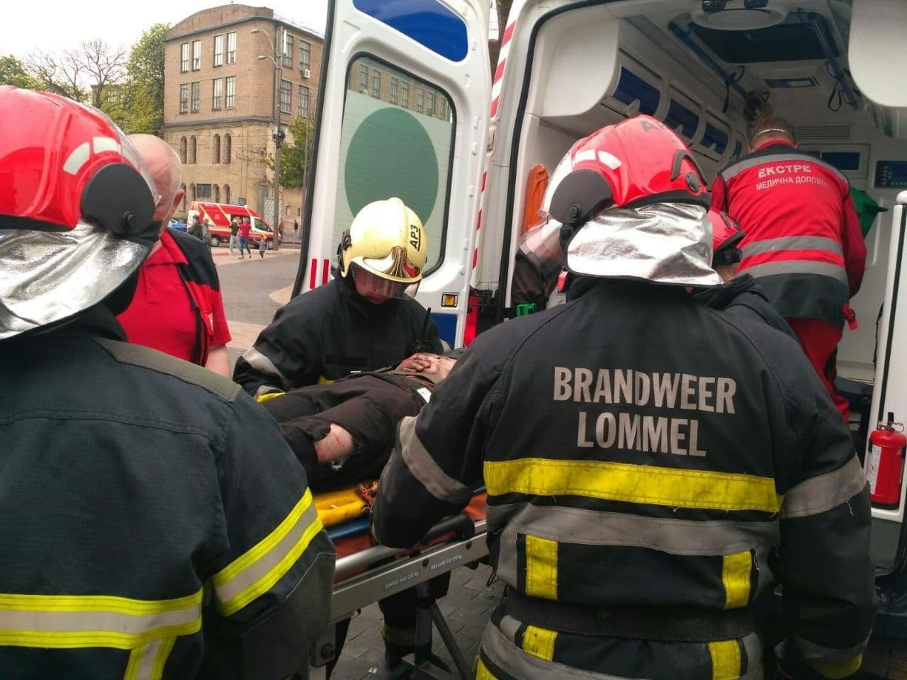 В Киеве пассажир, который попал под поезд метро, выжил: фото и видео спасательной операции 4