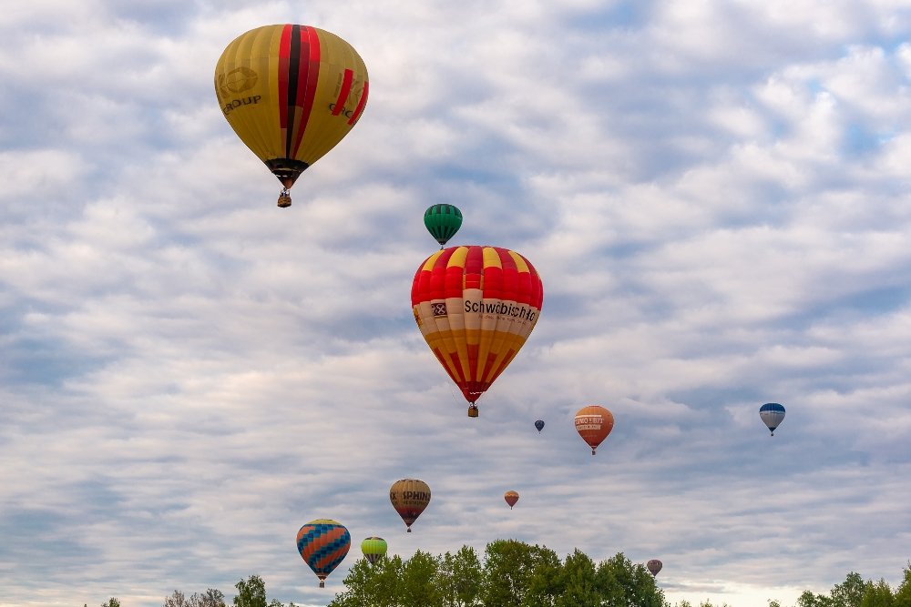 В небо под Киевом взлетели яркие гиганты: как прошел фестиваль воздушных шаров «Монгольфьерия. Мама, я дома» и когда следующий 3