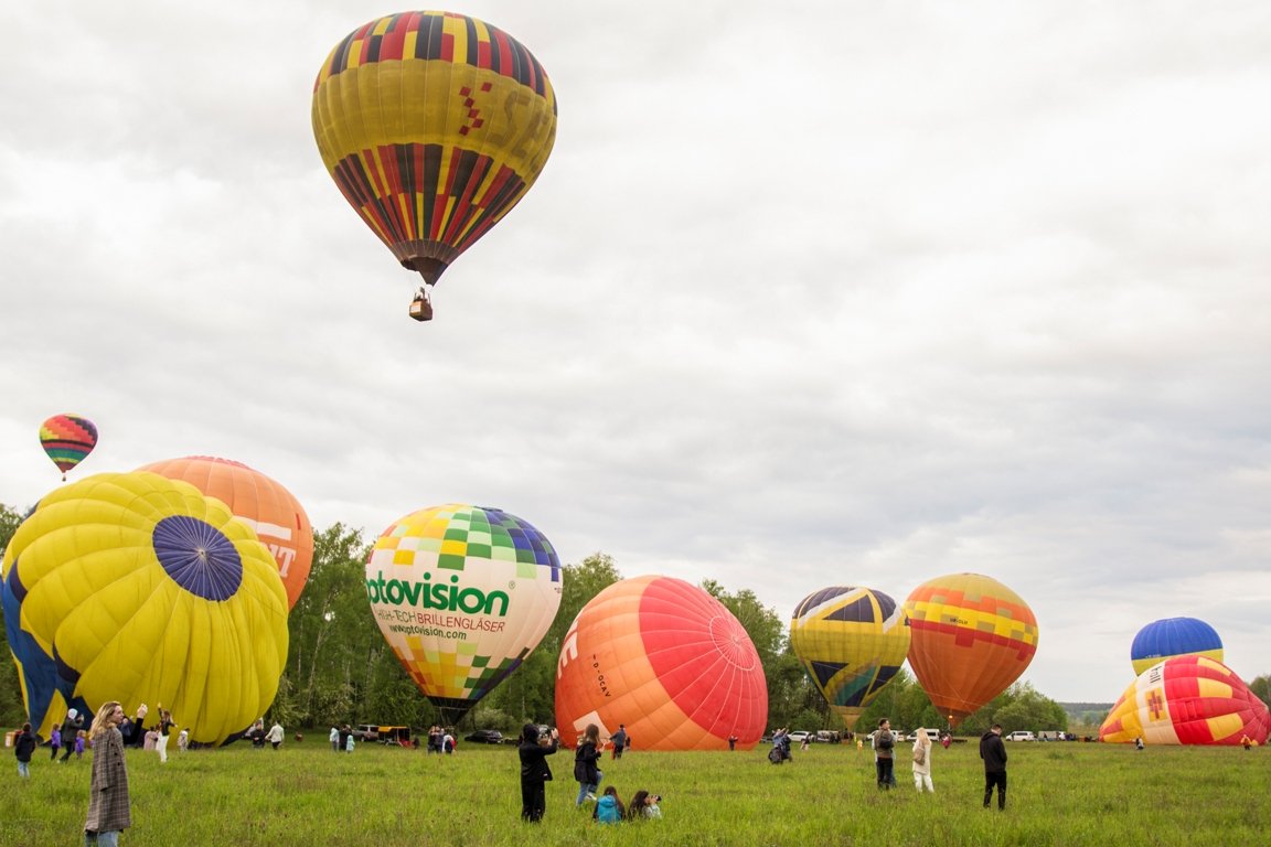 В небо под Киевом взлетели яркие гиганты: как прошел фестиваль воздушных шаров «Монгольфьерия. Мама, я дома» и когда следующий 4