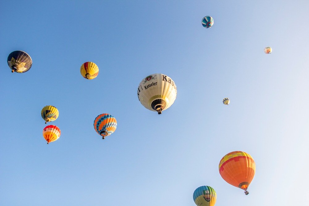 В небо под Киевом взлетели яркие гиганты: как прошел фестиваль воздушных шаров «Монгольфьерия. Мама, я дома» и когда следующий 5