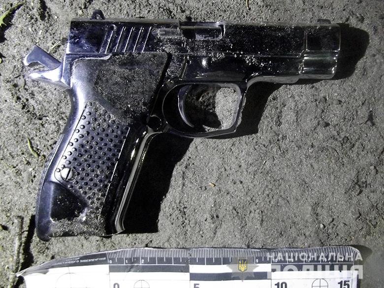 В Киеве мужчина устроил стрельбу возле супермаркета и ранил военнослужащего 3