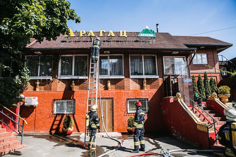 В Киеве загорелось придорожное кафе 2