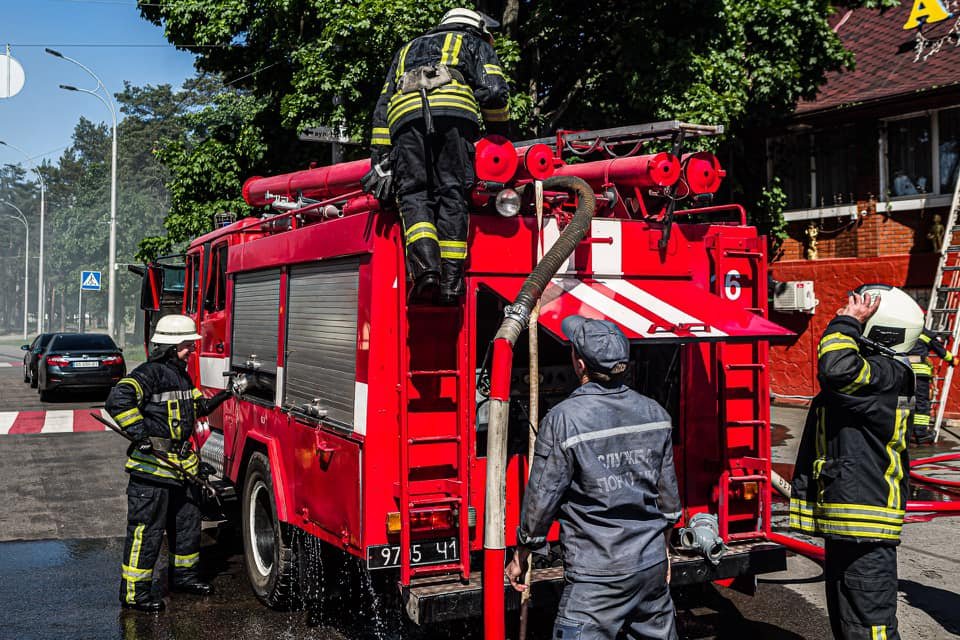 В Киеве загорелось придорожное кафе 3