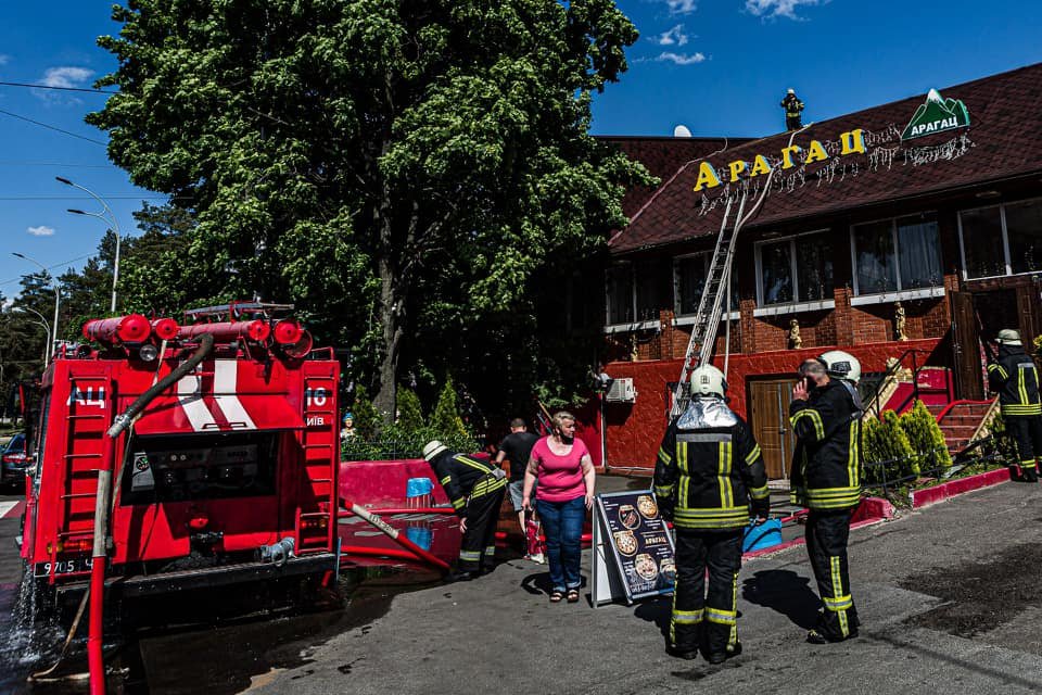 В Киеве загорелось придорожное кафе 4