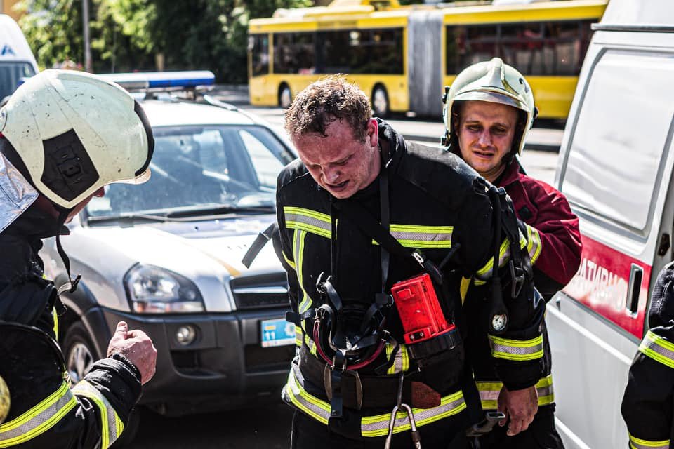 В Киеве загорелось придорожное кафе 5