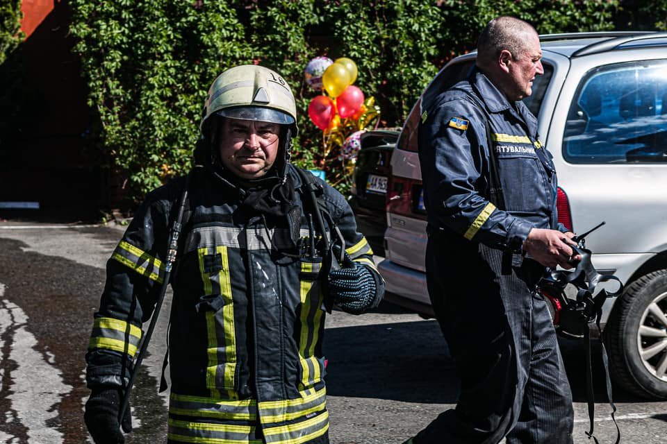 В Киеве загорелось придорожное кафе 8