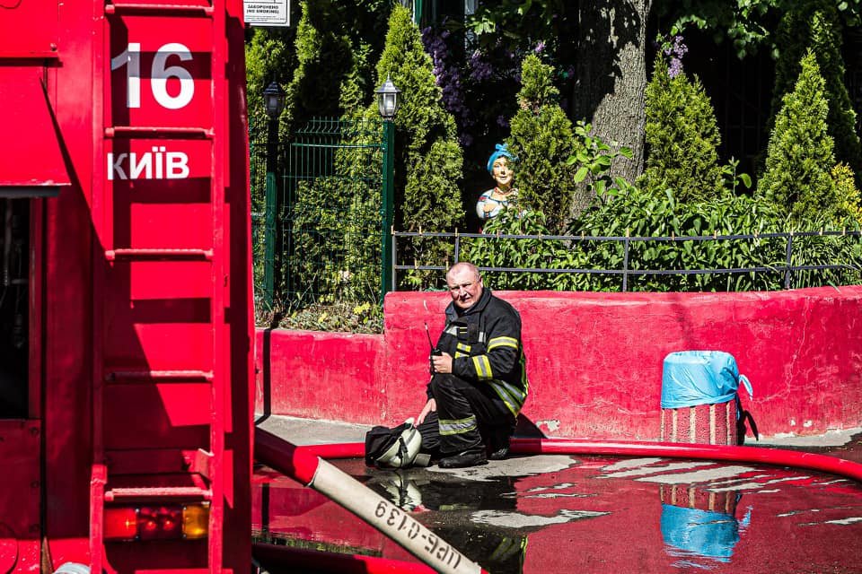 В Киеве загорелось придорожное кафе 10