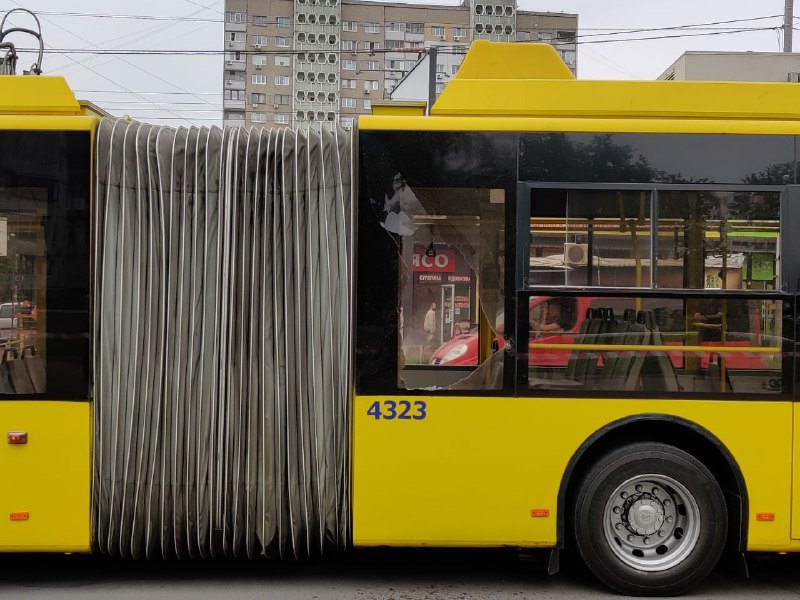 В Киеве в движущийся троллейбус кинули "коктейль Молотова": женщину с ожогами увезли в больницу 3
