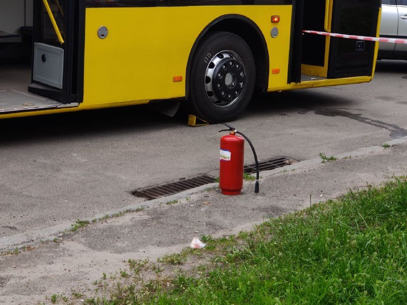 В Киеве в движущийся троллейбус кинули "коктейль Молотова": женщину с ожогами увезли в больницу 4